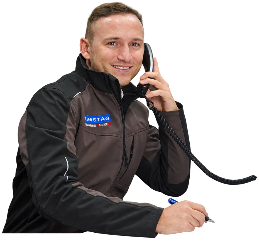Mitarbeiter von Samstag Maschinentechnik am Telefon